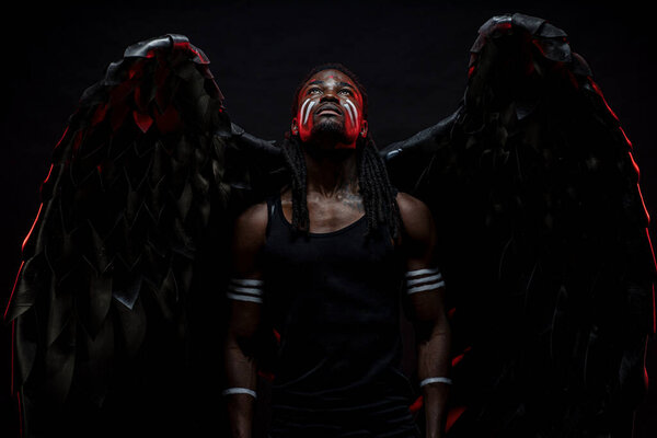 сильный черный ангел с холодными крыльями
