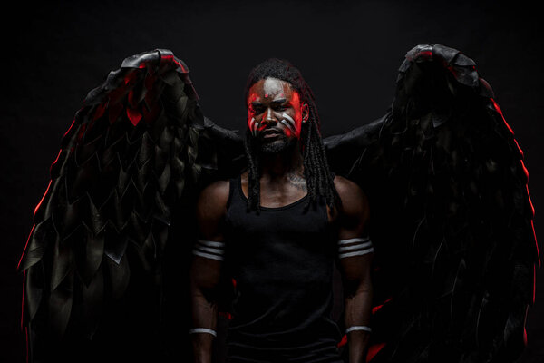 Портрет фантастического темного ангела
