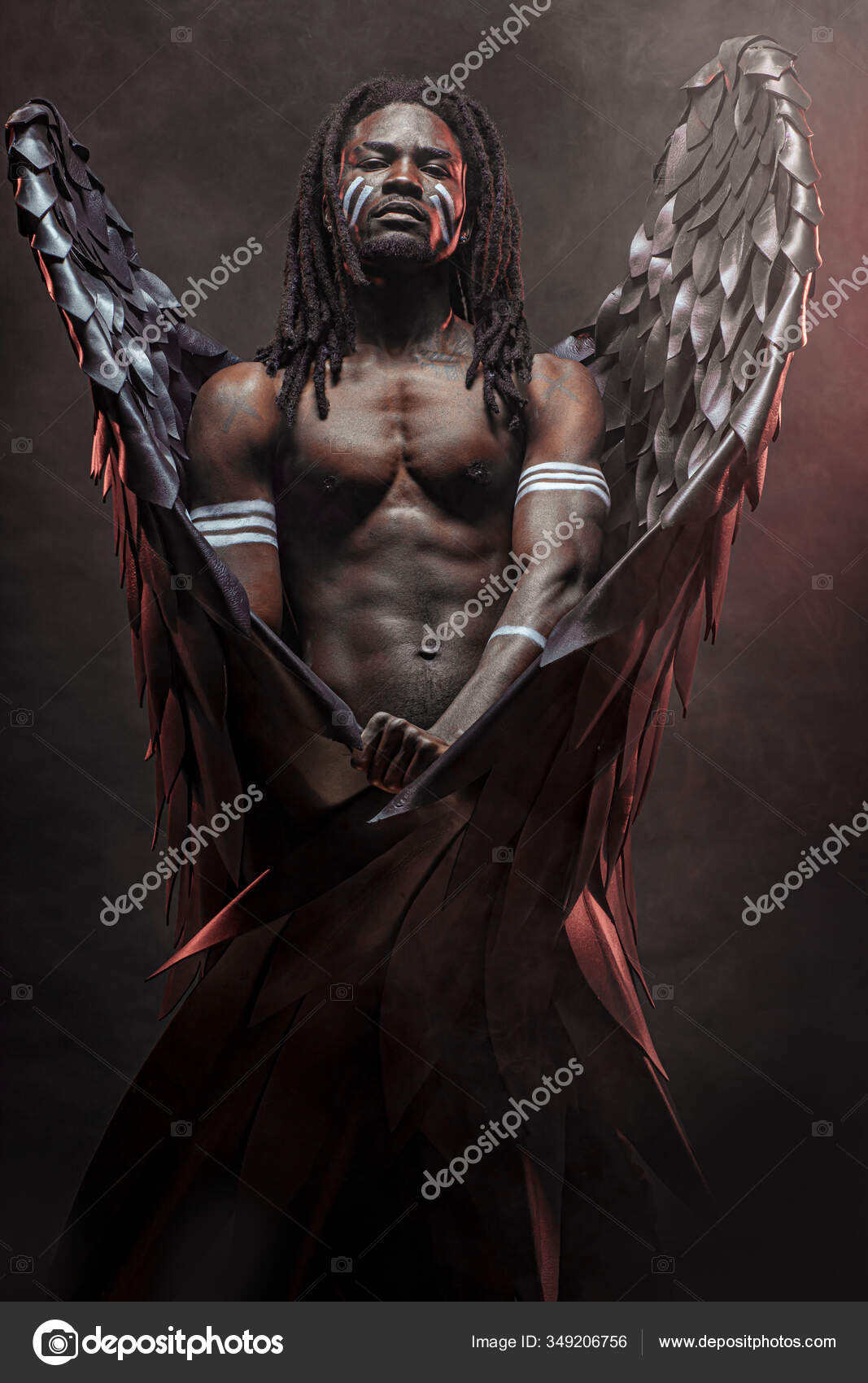 Enfim, o anjo de asas negras surge/ Finally, the black-winged