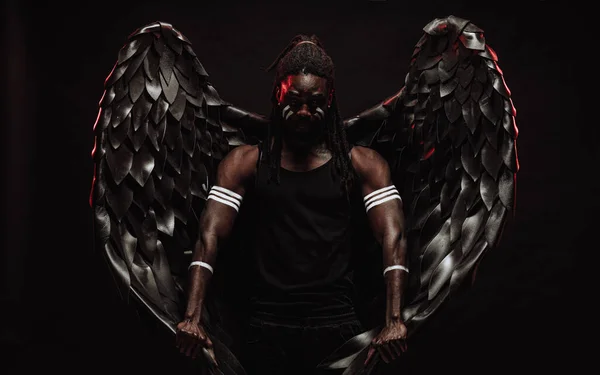 Δυνατός μαύρος άγγελος με δροσερά φτερά — Φωτογραφία Αρχείου