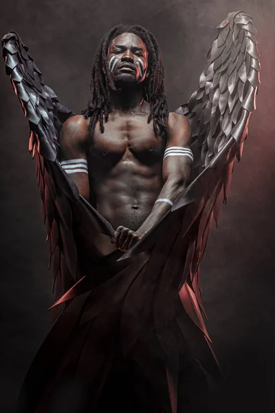 Anjo escuro com grandes asas pretas nas costas — Fotografia de Stock