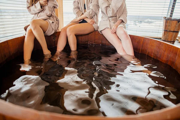 Обрезанные женщины, принимающие ванну в сауне — стоковое фото