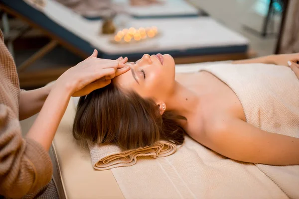 Hermosa hembra vino a recibir masaje en la cara, en el salón de spa —  Fotos de Stock