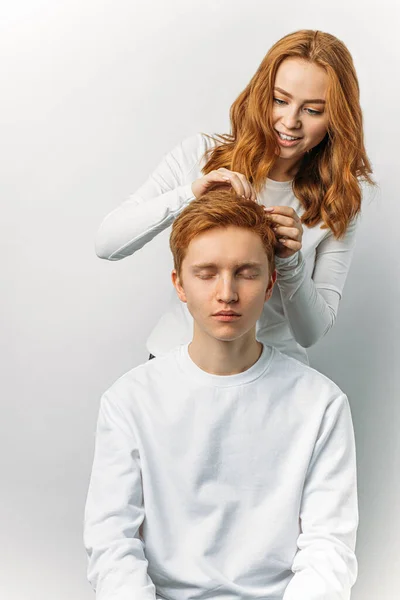 Attentive hairdresser studying mans hair — Stockfoto