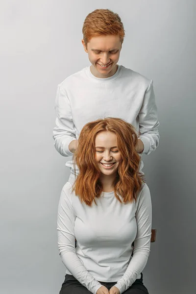 Redhead caucasian boy touch ladys hair — Stockfoto