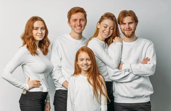 Hermosa gente alegre con un color de pelo inusual — Foto de Stock