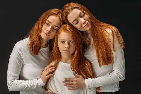 Careful redhead sisters and child isolated — Φωτογραφία Αρχείου