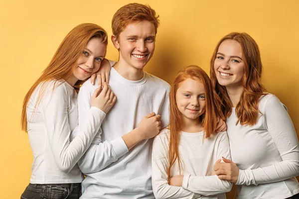 Positif souriant aux cheveux roux enfants et adolescents — Photo