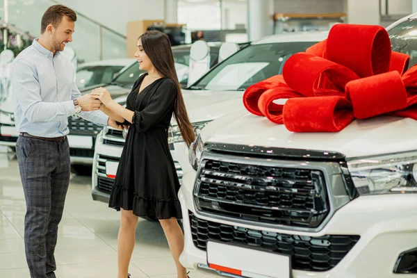 Surprised lady surprisingly look at man, celebration of car purchase — Stockfoto