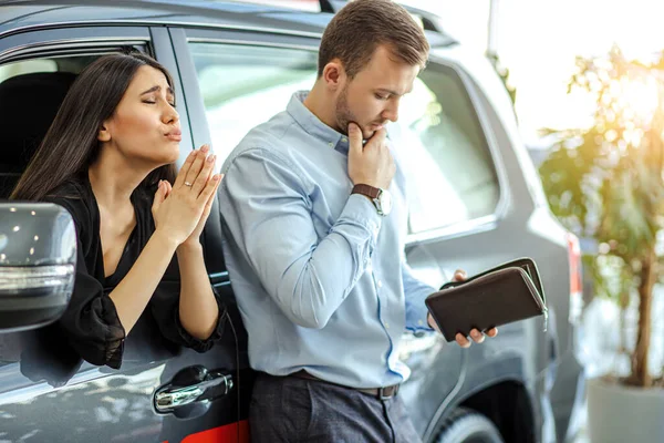 Žena prosí svého manžela koupit nové auto — Stock fotografie