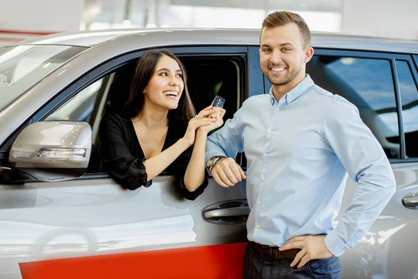 Portrait of smiling married couple with their new purchased car — Stock fotografie