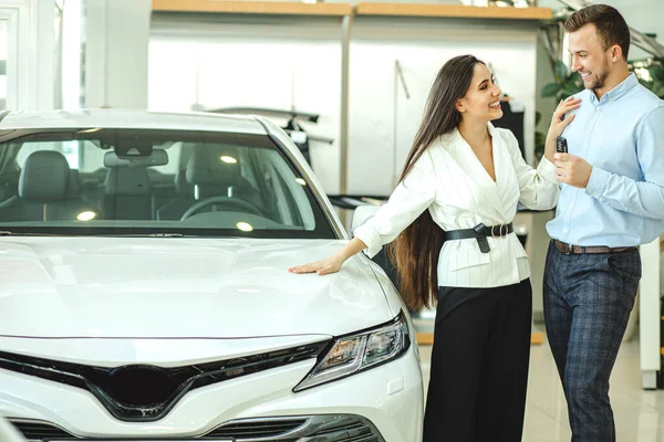 Talvez este belo casal escolhendo carro novo — Fotografia de Stock