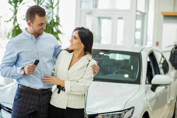 Portrait of married couple in car showroom — Stockfoto