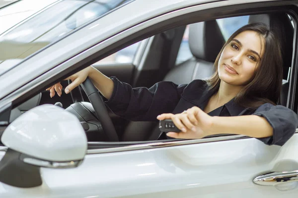 Atraktivní žena přišla koupit nový automobil v prodejně — Stock fotografie