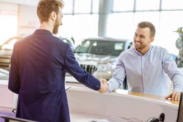 Buyer and consultant greeting each other — 图库照片