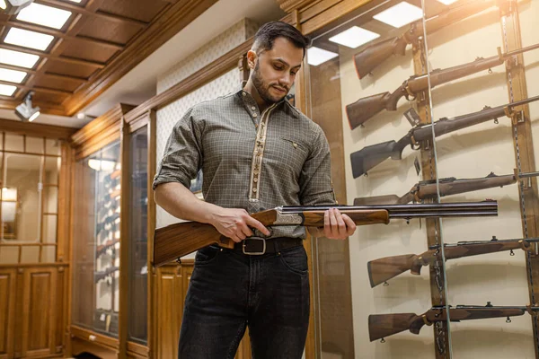 Retrato de caçador homem vai comprar nova arma — Fotografia de Stock