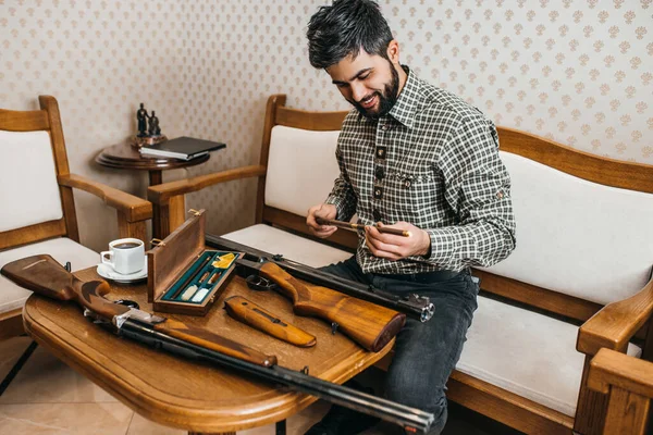 Bom caçador veio ver rifle para compra — Fotografia de Stock