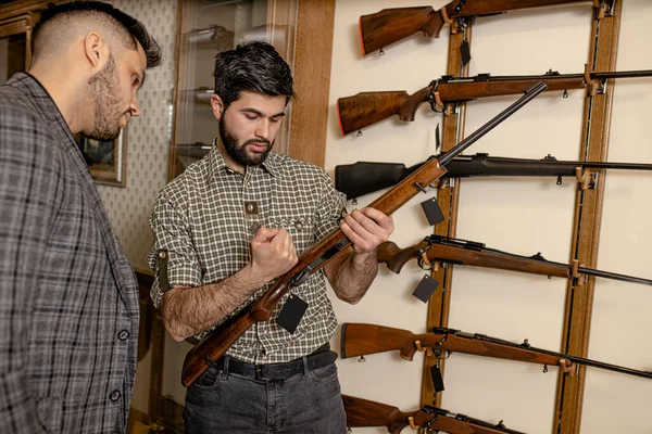 Dois homens discutindo características do rifle — Fotografia de Stock