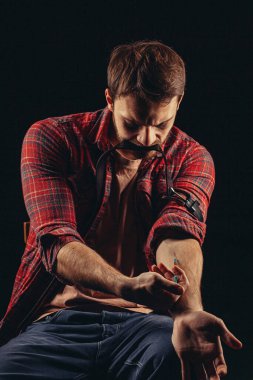 Genç beyaz sakallı adam bağımlılıktan muzdarip.