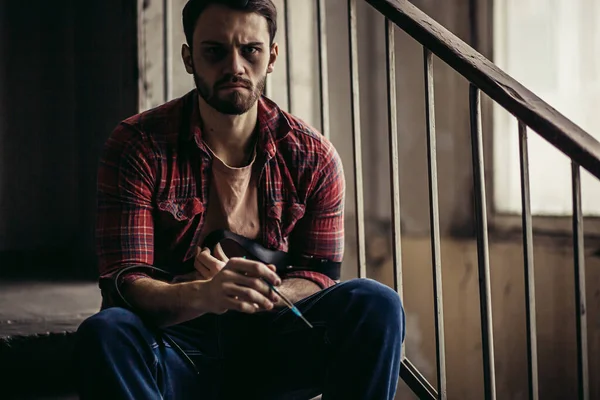 Retrato de homem viciado em drogas, exausto de tal vida — Fotografia de Stock