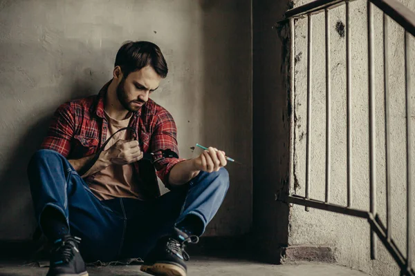 Macho joven haciendo pinchazos por vía intravenosa — Foto de Stock