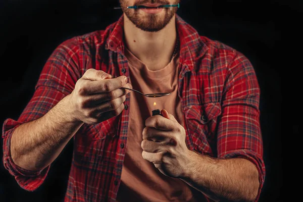 Drogado macho preparando heroína em uma colher — Fotografia de Stock