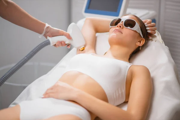 Hair removal from underarms — Stock Photo, Image