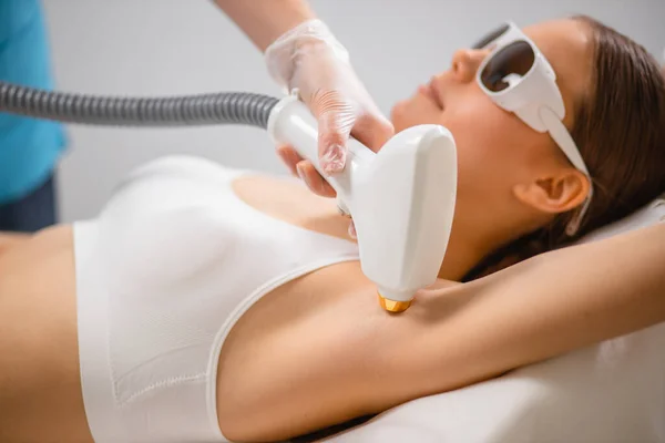 Hair removal from underarms — Stock Photo, Image