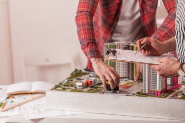 Mimarlar, yüksek binaların küçük modelini kullanarak yeni bir proje oluşturuyorlar