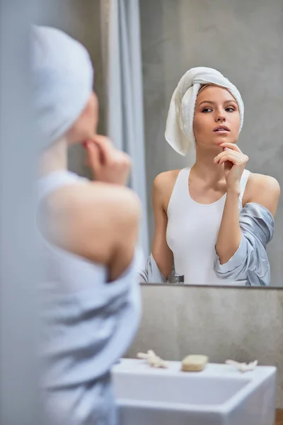 Wanita Kaukasia yang tampan dengan handuk di kepala di kamar mandi — Stok Foto