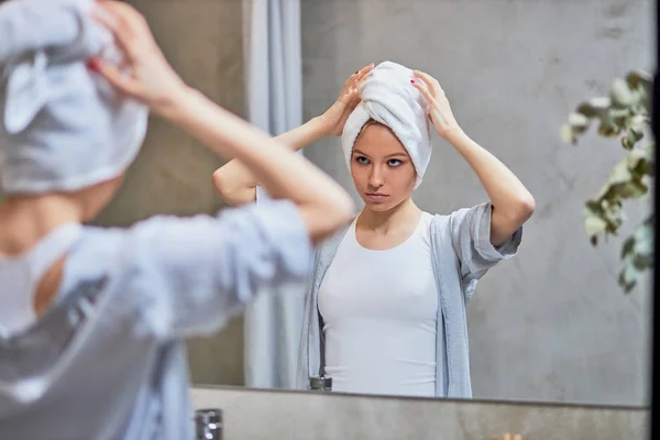 Wanita cantik yang menarik setelah mandi — Stok Foto