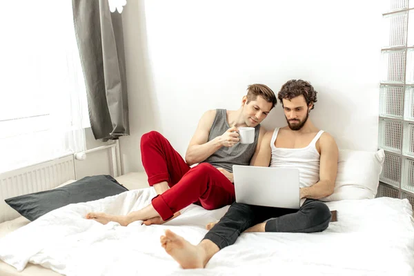 Piękne homoseksualne para geje spędzają czas razem w domu — Zdjęcie stockowe