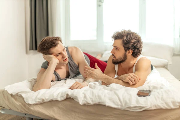 Married gay couple solving problems in their relationships — Stok fotoğraf