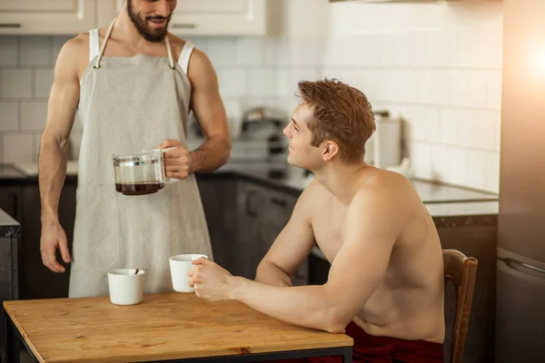 Bella coppia gay in cucina — Foto Stock