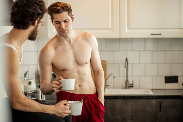 Due giovani gay in cucina a casa — Foto Stock