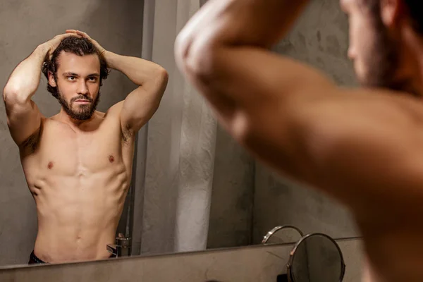 Homem sexy com corpo perfeito no banheiro — Fotografia de Stock