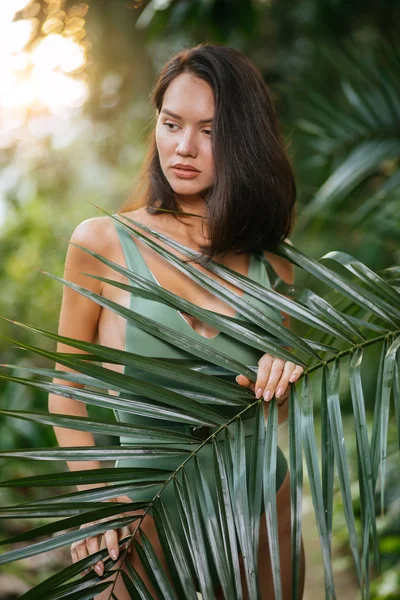 Молода сексуальна леді в тропічних тропічних лісах навколо екзотичних рослин — стокове фото