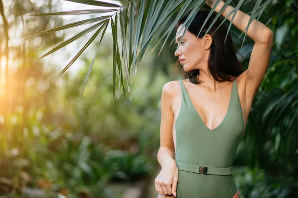 Joven sexy dama en tropical selva alrededor exótico plantas — Foto de Stock