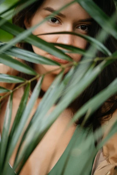 Close-up de jovem mulher na floresta — Fotografia de Stock