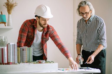 Profesyonel olgun mimar, stajyerle tecrübesini paylaşıyor.