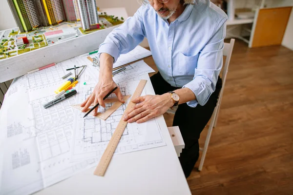 Trabalho de arquiteto ou engenheiro com plantas no escritório — Fotografia de Stock