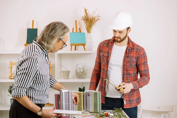 Futuro engenheiro e engenheiro arquiteto profissional no escritório — Fotografia de Stock