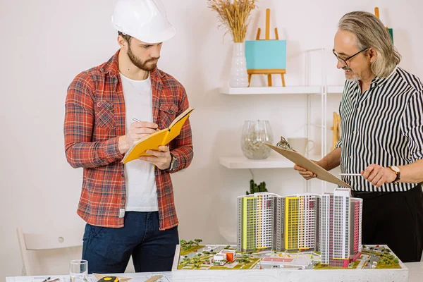 Inexperienced student and professional mature architect in office — Stockfoto