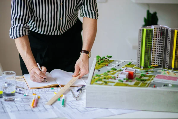 Primer plano del trabajo del hombre utilizando dibujos en la oficina —  Fotos de Stock