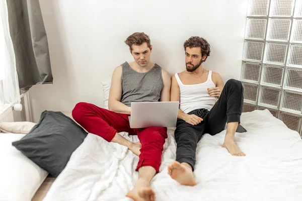 Hermosa pareja homosexual, gays pasar tiempo juntos en casa — Foto de Stock