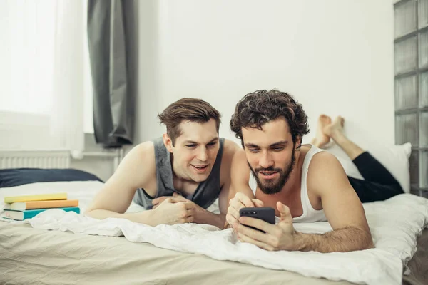 Felice caucasico gay coppia uso smartphone — Foto Stock
