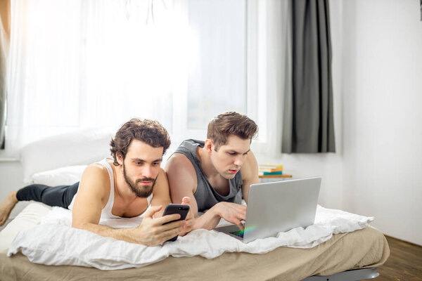 занятая гей-пара в постели дома
