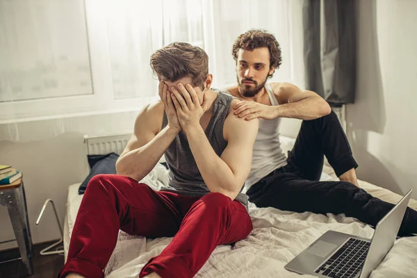 Offeso gay e il suo partner calmante lui — Foto Stock