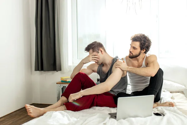 Beleidigt Homosexuell, seine Sexpartnerin umarmt ihn von hinten — Stockfoto