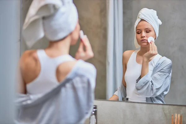 Wanita cantik di kamar mandi — Stok Foto